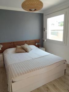 Schlafzimmer mit einem großen Bett und einem Fenster in der Unterkunft Apartamento en casa de campo cerca de la playa in Pals