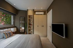 A television and/or entertainment centre at Azur by Stylish Stays