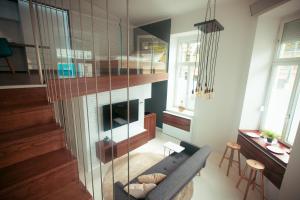salon z kanapą i kominkiem w obiekcie Zeus Design Loft Apartments w Wiedniu