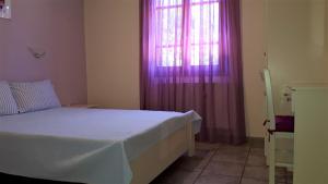 Posteľ alebo postele v izbe v ubytovaní Ikos Studios and Apartments