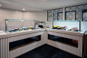 eine Küche mit einem Buffet mit Speisen in der Unterkunft Daydream Island Resort in Daydream Island