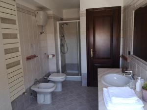un bagno con lavandino, wc e doccia di B&B La Terrazza ad Alghero