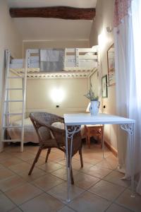 ピエトレルチーナにあるMasseria Fontana dei Fieriのテーブルと二段ベッドが備わる客室です。