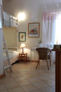 ピエトレルチーナにあるMasseria Fontana dei Fieriのベッドルーム1室(二段ベッド1組、テーブル、椅子付)