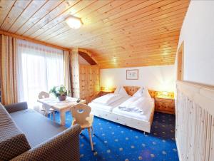 a hotel room with a bed and a table at Sagritzerwirt in Großkirchheim