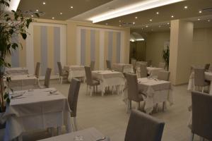 a dining room with white tables and chairs at Ai 3 Archi in Ferentillo