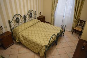 a bedroom with a bed with a yellow comforter at Ai 3 Archi in Ferentillo