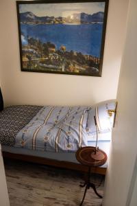 ヴヴェイにあるLes Cyprèsのベッドルーム1室(壁に絵画が描かれたベッド1台付)