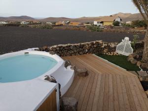 bañera en una terraza de madera junto a un patio en Gran Armony, en Villaverde