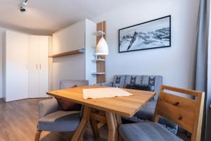 een eetkamer met een houten tafel en stoelen bij Ferienwohnung I. Benne in Oberstdorf