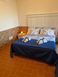 een slaapkamer met een groot bed en 2 handdoeken bij FRA EM DORIA in Nettuno