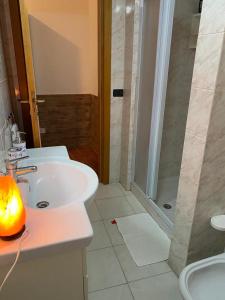 un bagno con lavandino e doccia di Fra Em Doria "Giubileo 2025" a Nettuno