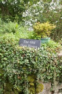 Un cartello che dice che la vecchia casa degli atti in un cespuglio di The Old Deer House a Bodmin
