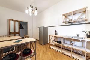 eine Küche mit Holztischen und einem Kühlschrank in der Unterkunft Emanuele Guest House in Bari