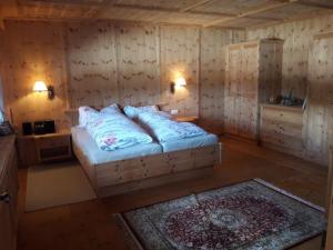 Кровать или кровати в номере Alpenchalet