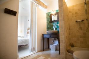 a bathroom with a sink and a shower at Schuhmacherei Rooms in Oestrich-Winkel