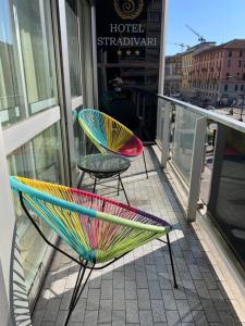 duas cadeiras sentadas numa varanda em frente a uma loja em Hotel Stradivari em Milão