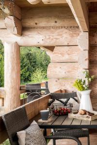 Posedenie v ubytovaní Domki w Białce WOODHOUSE- basen, sauna, jacuzzi