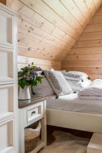Posteľ alebo postele v izbe v ubytovaní Domki w Białce WOODHOUSE- basen, sauna, jacuzzi