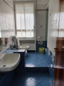 uma casa de banho com um lavatório branco e um WC. em Bed & breakfast Aurelia em Bolonha