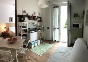 sala de estar con mesa y cocina en Green Corner Gelsomino en Cavalcaselle