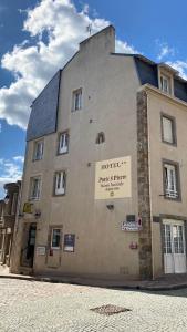 un edificio con un cartel en el costado en Hôtel La Porte Saint Pierre-Logis Hôtel Intra Muros, en Saint-Malo