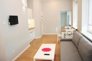 Μια τηλεόραση ή/και κέντρο ψυχαγωγίας στο Apartamenty Listopadowe