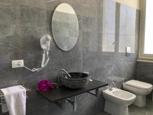 A bathroom at Regina Margherita - Bed and Breakfast & Rooftop Lounge Bar