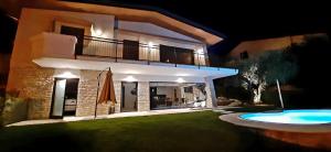 Bazén v ubytovaní Villa Mimosa-Con piscina e vista lago alebo v jeho blízkosti