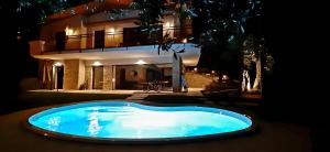 Bazén v ubytovaní Villa Mimosa-Con piscina e vista lago alebo v jeho blízkosti
