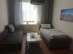 ein Zimmer mit einem Bett, einer Couch und einem Tisch in der Unterkunft Wohnung in Köln in Köln
