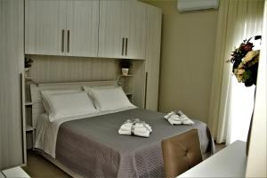 una camera da letto con un letto con scarpe sopra di Casa Vacanze Civico 32 a Montescaglioso
