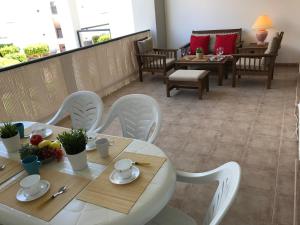 Posedenie v ubytovaní Apartamento VenAVera Playa de Baria 2 K-1D Primera Línea Gran Terraza y WIFI