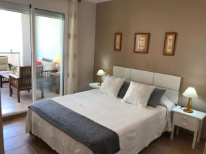 Posteľ alebo postele v izbe v ubytovaní Apartamento VenAVera Playa de Baria 2 K-1D Primera Línea Gran Terraza y WIFI