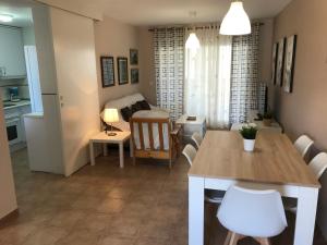 Posedenie v ubytovaní Apartamento VenAVera Playa de Baria 2 K-1D Primera Línea Gran Terraza y WIFI