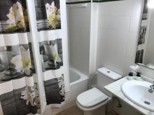 Kúpeľňa v ubytovaní Apartamento VenAVera Playa de Baria 2 K-1D Primera Línea Gran Terraza y WIFI