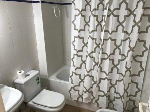 Kúpeľňa v ubytovaní Apartamento VenAVera Playa de Baria 2 K-1D Primera Línea Gran Terraza y WIFI