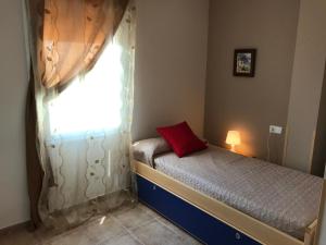 Posteľ alebo postele v izbe v ubytovaní Apartamento VenAVera Playa de Baria 2 K-1D Primera Línea Gran Terraza y WIFI