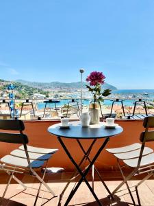 - une table et des chaises avec vue sur le port dans l'établissement ABCdecor Italia, à Imperia