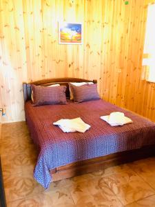 sypialnia z łóżkiem z dwoma ręcznikami w obiekcie Клёвое место w mieście Protsev