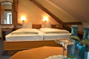 Postel nebo postele na pokoji v ubytování Hotel zum Bräu