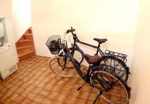 1 étage privatisé في آبّيفيل: اثنين من الدراجات متوقفة في غرفة مع درج