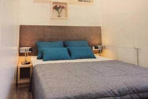 1 dormitorio con 1 cama grande con almohadas azules en Erkheim - Ihr zu Hause im Herzen vom Unterallgäu, en Erkheim