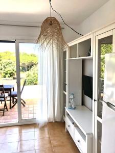 uma sala de estar com vista para um pátio em Espectacular apartamento con piscina en Calella de Palafrugell em Calella de Palafrugell