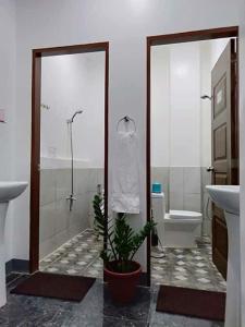 W łazience znajduje się prysznic, umywalka i toaleta. w obiekcie FilCan Hostel/Backpackers w mieście Coron