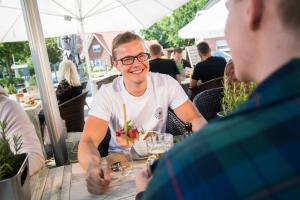 een man aan een tafel met een bord eten bij Hagen`s Hotel "eat & meet" Restaurant Bar Lounge in Haren