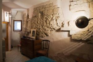una camera da letto con un muro in pietra con un vaso sul muro di Assisi Anfiteatro Romano ad Assisi