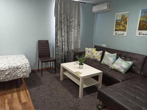 a living room with a couch and a table at La Casa de la Alcazaba - Free Parking in Merida