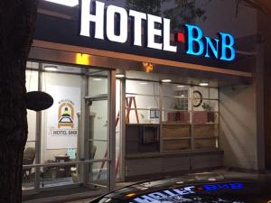 Hotel BnB-1 في شيكاغو: مبنى الفندق يوجد عليه لافته