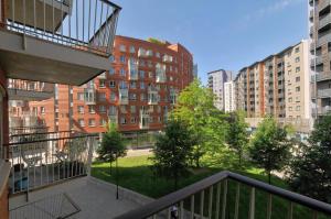 a balcony in a city with tall buildings at Perfectly Located Beautiful Ensuite and Gym in London